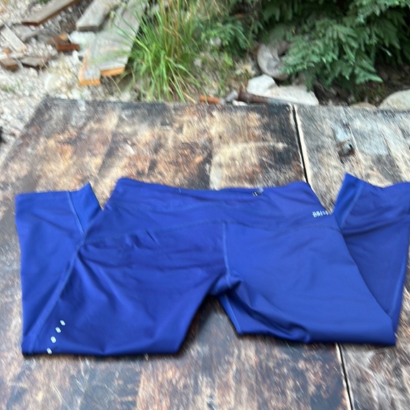 Nike NWOT Epic cropped running leggings with mesh mid rise firm support size M - Picture 3 of 14